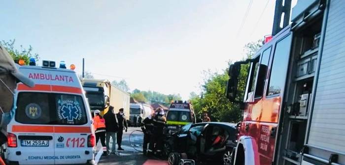 Accident pe cea mai tranzitata sosea din Timis. Un sofer posibil drogat a intrat cu masina in doua autoutilitare, oameni raniti